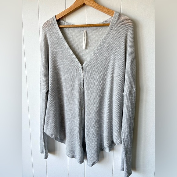 Babaton / Aritzia Taurus Grey Waffle Button Down Shirt | Medium - Picture 3 of 10